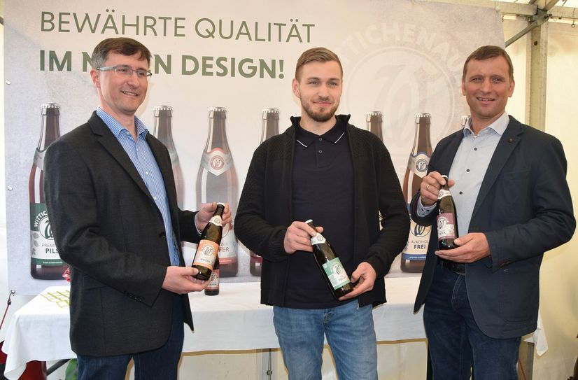 Johannes, Jakob und Stefan Glaab (v.l.) stellen zum Brauereifest die neuen Etiketten vor.