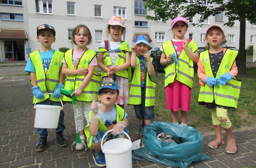 Die fleißigen Müllsammler ermahnen die Erwachsenen, ihren Müll anständig zu entsorgen.