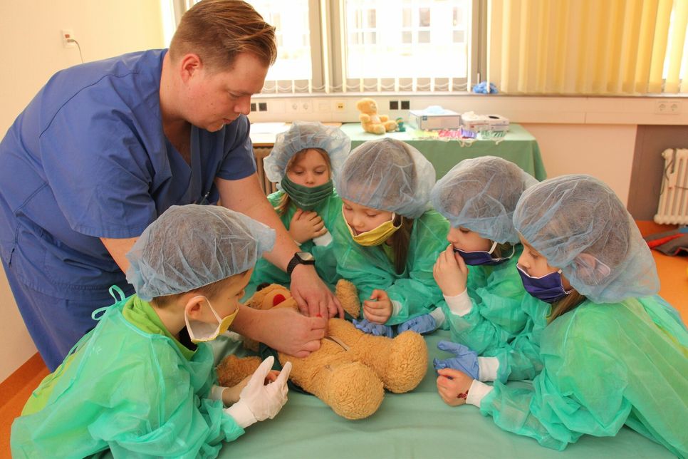 Mit Mundschutz, Haube und Handschuhen lernten 30 Vorschüler der Kita Naseweis spielerisch die Arbeit im Krankenhaus kennen.