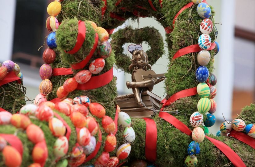 Der Clou an der Osterkrone: In der Spitze hängt nicht nur »ein Herz für Pirna«, sondern auch eine Figur von Pirnas Kinderbloggerin Pine.