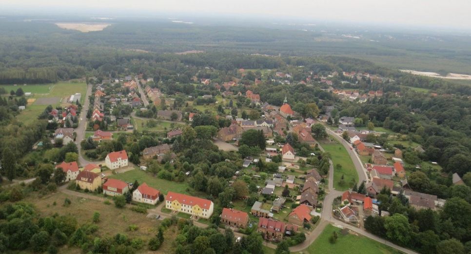 Kostebrau aus der Vogelperspektive. Das Bergdorf besteht in diesem Jahr nicht nur seit 600 Jahren, sondern ist mit 160 Metern auch die höchste Wohnlage im Land Brandenburg. Foto: M Thieme