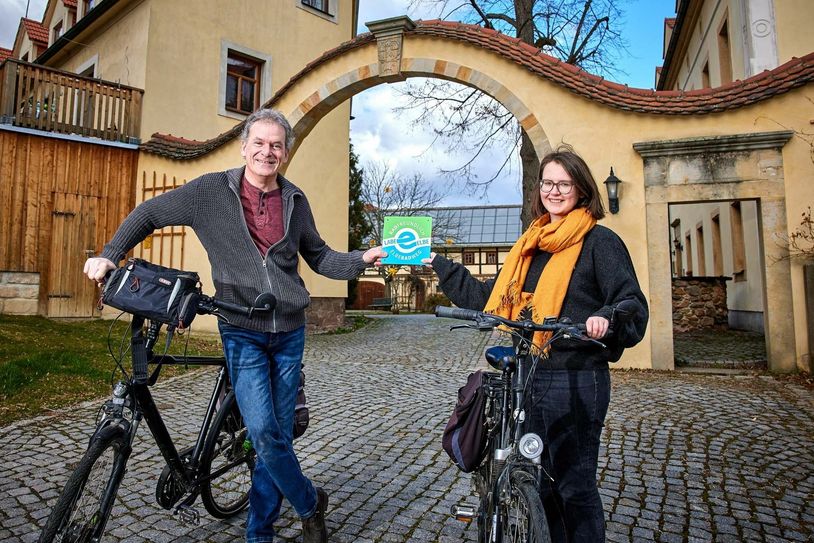 Elberadweg-Koordinatorin Heike Grunow übergab Hotelinhaber Roland Taubinger vom Landhotel Gut Wildberg in Klipphausen die neue Plakette. Foto: Marko Förster