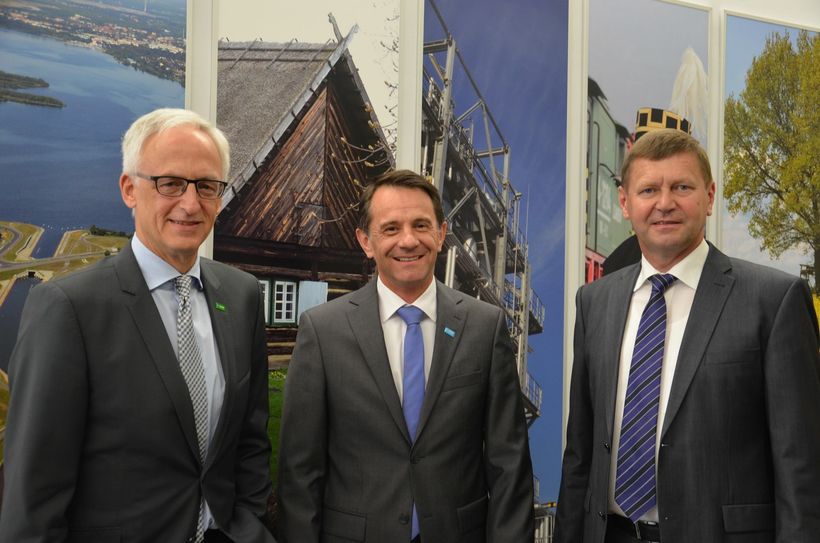 Antrittsbesuch bei Landrat Siegurd Heinze (re.): Jürgen Fuchs (Mitte) übernimmt die Nachfolge von Dr. Karl Heinz Tebel (li.) als Vorsitzender der Geschäftsführung der BASF Schwarzheide GmbH. Foto: Landkreis OSL
