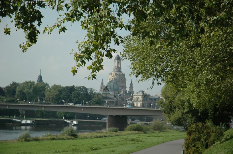 Carolabrücke in Dresden mit der Frauenkirche. Foto: Archiv/Pönisch
