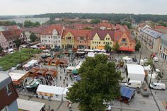 Der Lübbener Markt aus der Vogelperspektive. Hier steigt am Samstag, 4. Juni, ein Kinderspektakel.