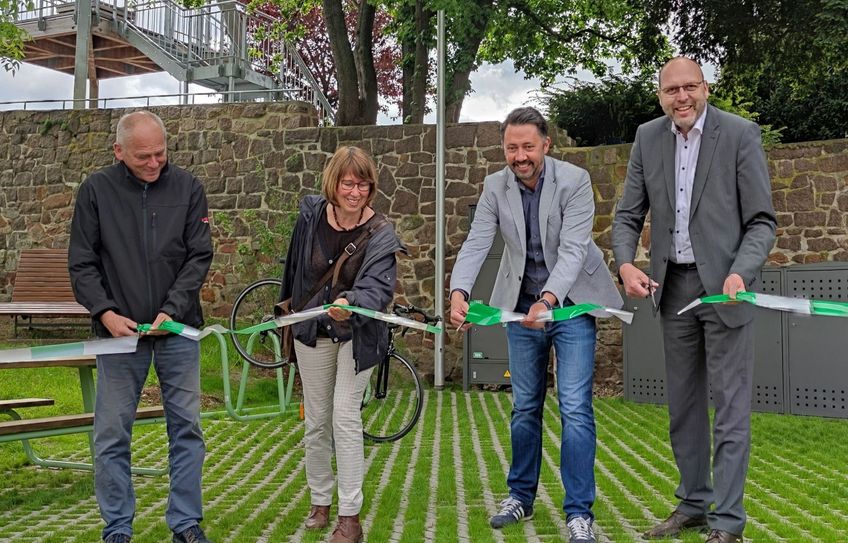 Ulrich Jackstien, Leiter der Strabag AG Gruppe Meißen; Landschaftsarchitektin Marion Brod-Kilian, Christian Friedel, Leiter des Amtes für Stadtmarketing, Tourismus und Kultur und Oberbürgermeister Olaf Raschke (v.l.) eröffnen den Rastplatz. Foto: Farrar