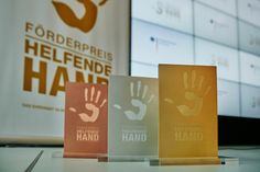 Die Trophäe für den Förderpreis „Helfende Hand“. Foto: FF
