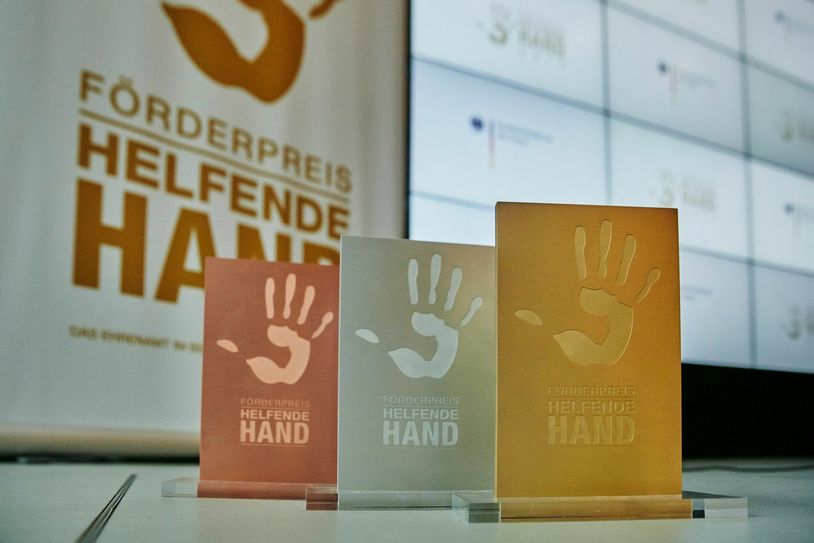 Die Trophäe für den Förderpreis „Helfende Hand“. Foto: FF