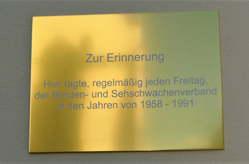 Die Plakette wurde am 10. Juni enthüllt.
