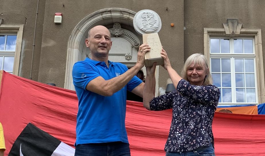 Schulleiter Falk Wagner und Hortleiterin Petra Kraus mit dem Pokal vom Geschichtsverein. Foto: Verein