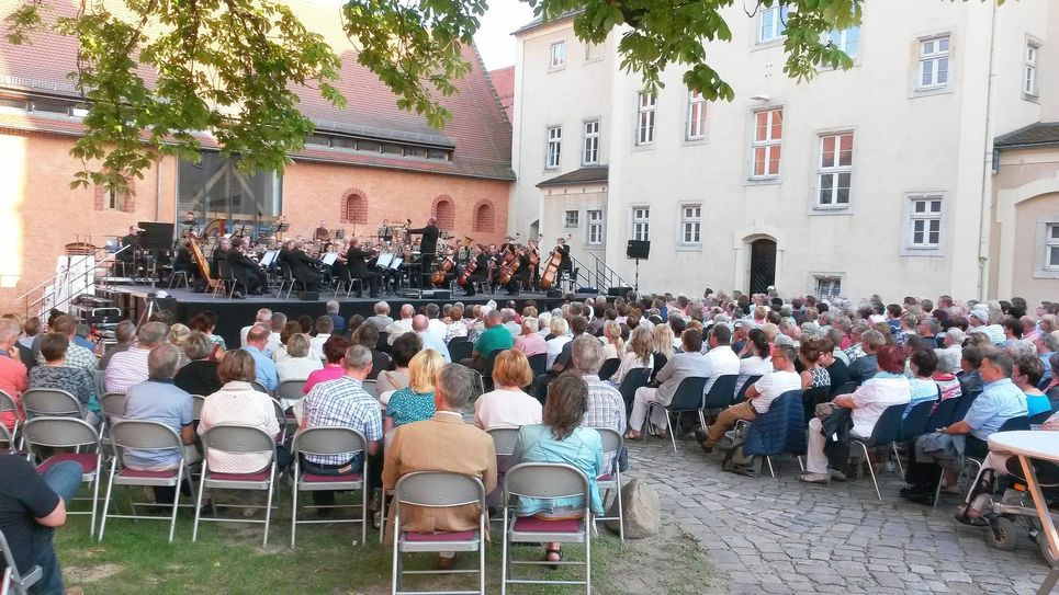 Die Musiker der Elbland Philharmonie Sachsen bieten den Gästen der Sommerbühne im Klosterinnenhof einen musikalischen »Sommertag auf dem Lande...«. Foto: Herm