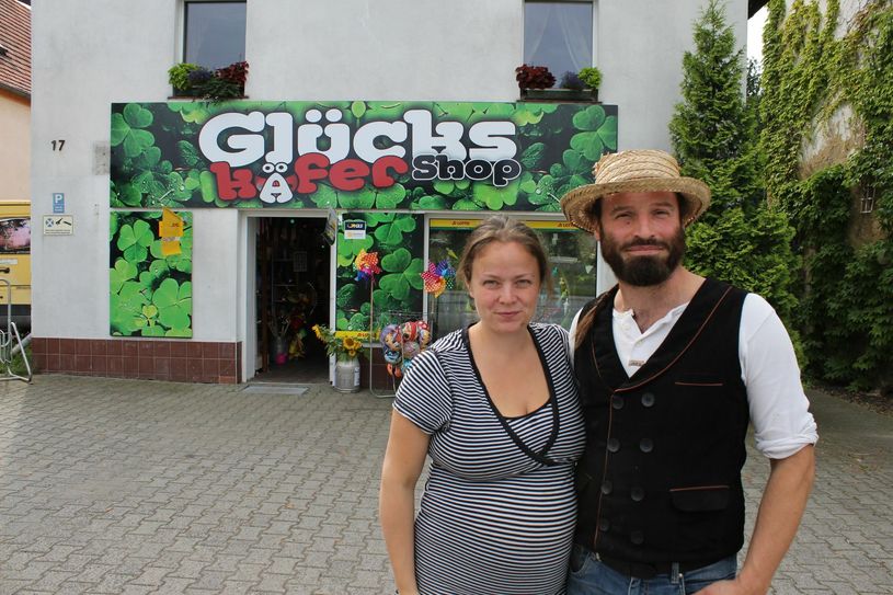 Peggy Hocke und Diego Scholz vor dem Glückskäfer in Melaune. Foto: Keil