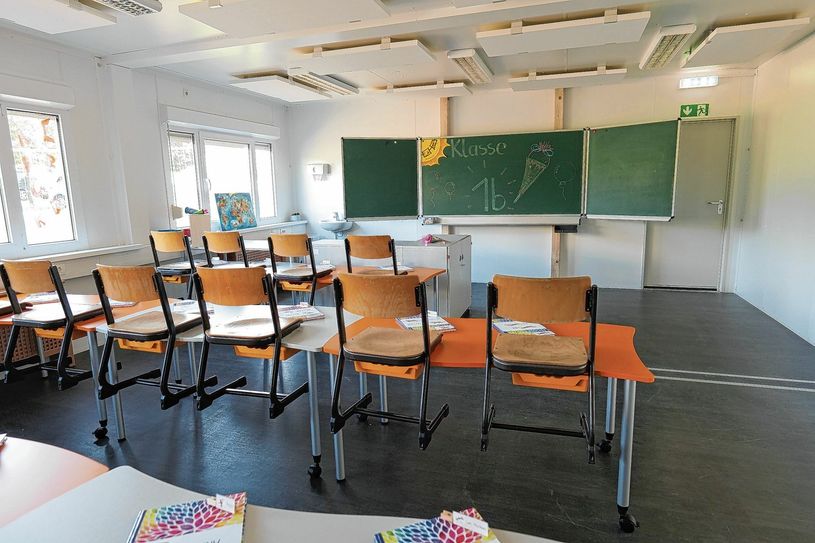 Für ihren Schulstart erhielten die kleinen Gäste neues Mobiliar, lediglich die Stühle stammen aus den Beständen der Stadt.