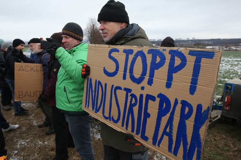 Gegen den geplanten Industriepark Oberelbe regt sich seit Monaten Widerstand. Aus Protest wird am 1. Mai zu einer Menschenkette aufgerufen. Foto: D. Förster