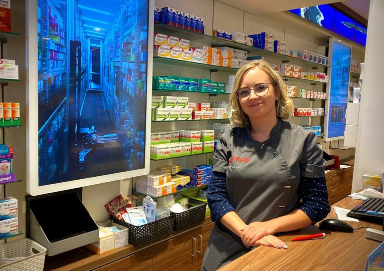 Sandrina Abelt an ihrem Arbeitsplatz in der Apotheke am Klinikum Hoyerswerda. Foto: Simons