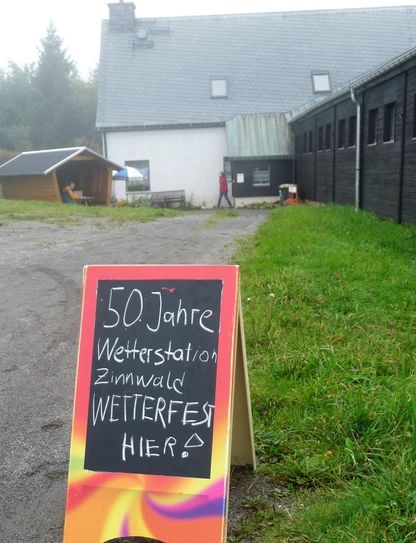 Das Hinweisschild zur Jubiläumsfeier 50 Jahre Wetterstation war auch im Nieselregen nicht zu übersehen. Foto: privat