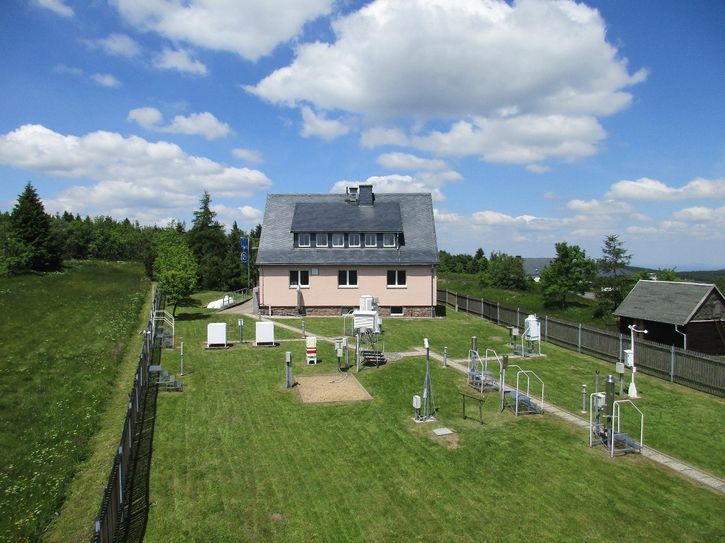 Die Wetterstation Zinnwald-Georgenfeld bei Sonne.  Foto: PR