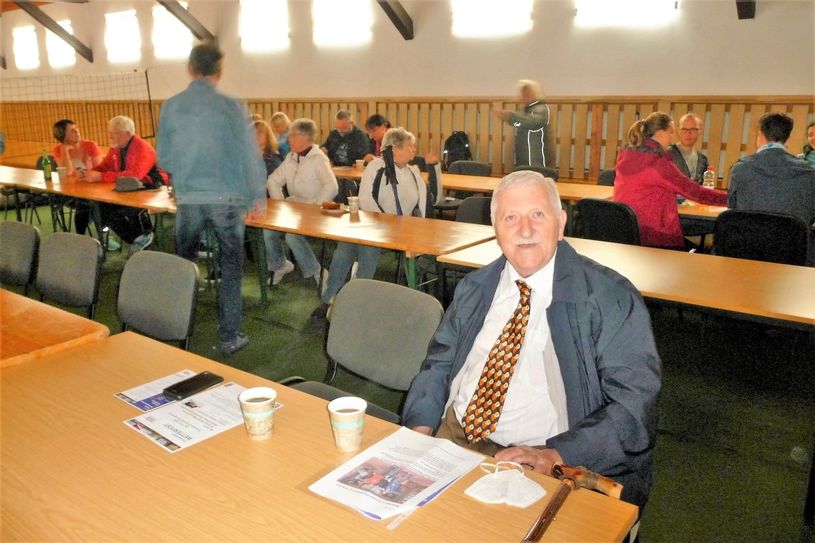 Klaus Fiedler war ein aufmerksamer Zuhörer bei der Jubiläumsfeier in der Turnhalle in Zinnwald.  Foto: privat
