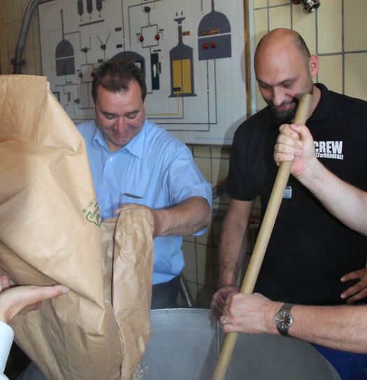 Die Braumeister Matthias Grall und Heiko Hänisch (rechts) beim einmaischen des Altstadtfestbieres. Foto: Keil