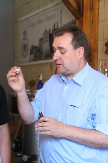 Braumeister Matthias Grall erklärt beim Einmaischen die Jobprobe. Ziel beim Maischen ist die Verzuckerung der Stärke. Um das zu überprüfen, wird die Jodprobe durchgeführt. Dazu wird Maische entnommen und Jodlösung hinzugegeben. Ist noch Stärke vorhanden, tritt eine violette Verfärbung auf. Foto: Keil