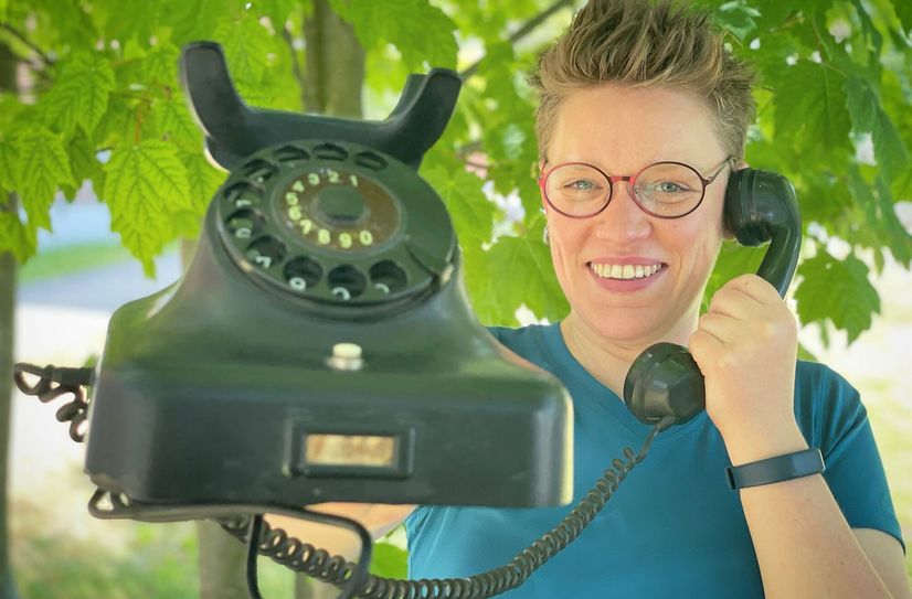 Museumspädagogin Janina Schneider mit Exponat des Sommerprogramms.