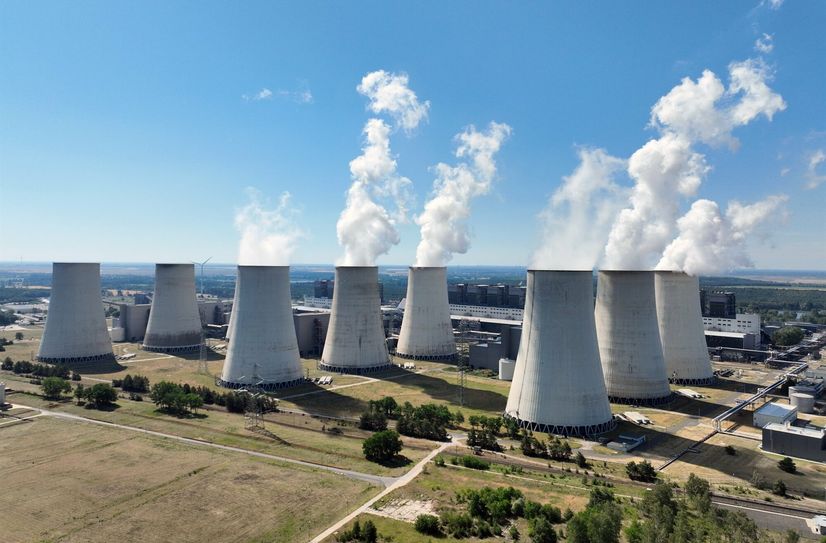 Die beiden Jänschwalder 500-MW-Kraftwerksblöcke E und F befinden sich in der vierjährigen Sicherheitsbereitschaft. Die LEAG bereitet sich aber nun auf das Wiederanfahren der Blöcke für einen möglichen befristeten Einsatz vor.