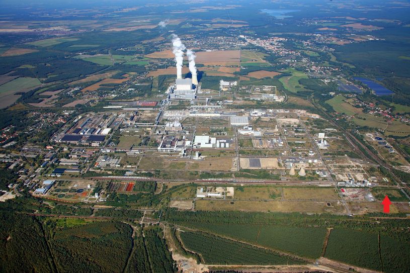 Die Zeit ist reif für eine neue Technologie im Industriepark Schwarze Pumpe. Das geplante Wasserstoffspeicherkraftwerk, welches erneuerbare Energien aufnehmen kann und den Wasserstoffspeicher wieder auflädt, soll hier entstehen ( siehe Markierung). Damit wird sich auch zukünftig die Lausitz als Energieregion etablieren. Foto: ASG/ Hartmut Rauhut