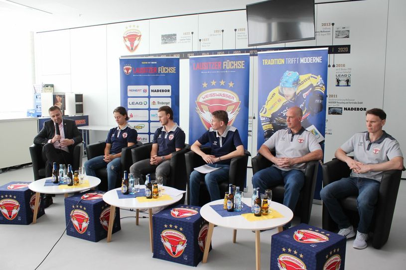 Sie standen bei der Pressekonferenz zum Saisonauftakt Rede und Antwort:  Geschäftsführer Dirk Rohrbach, Verteidiger Oliver Granz und Stürmer Clarke Breitkreuz und Trainer Corey Neilson sowie Co-Trainer Chris Straube. Foto: T. Keil