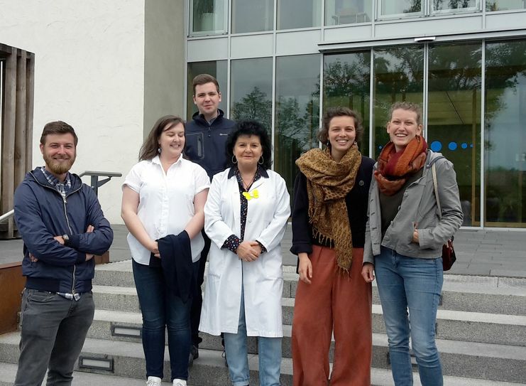 Astrid Wollbrandt (Mitte) begrüßt die Studierenden im Klinikbereich Lauchhammer.