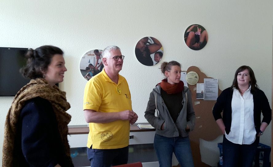 Die Studierenden informieren sich über die Arbeit der Pädiatrie.