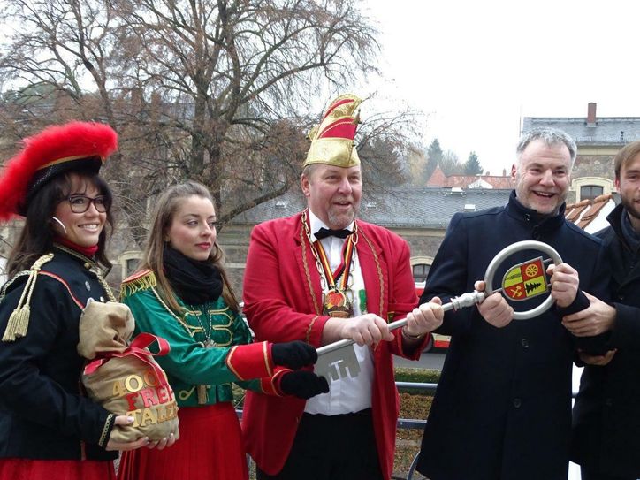 OB Uwe Rumberg (re.) hat den Rathausschlüssel schon wieder fest in der Hand, auch wenn sich die Narren noch zieren! Foto: SV