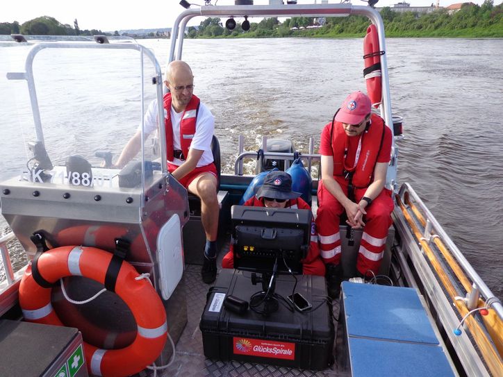 Derzeit werden die Wasserwachtler des DRK Dresden am neuen Sonargerät geschult. Foto: DRK Dresden