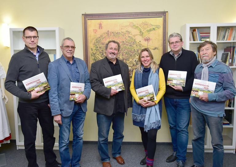 Der Vorstand des Vereins für Heimatpflege Senftenberg präsentiert den 140 Seiten starken Heimatkalender Kippensand 2020, der in allen Buchhandlungen der Region und zu den Vereinsabenden in der Wendischen Kirche zu kaufen ist (vo.li.na.re.): André Nickel (Schatzmeister), Steffen Kober, Hans-Peter Rößiger (Vorsitzender), Anja Schöne, Falk Peschel (Vize-Vorsitzender) und Götz Wendt. Auf dem Foto fehlt Vorstandsmitglied Walter Karge. Foto: Peter Aswendt