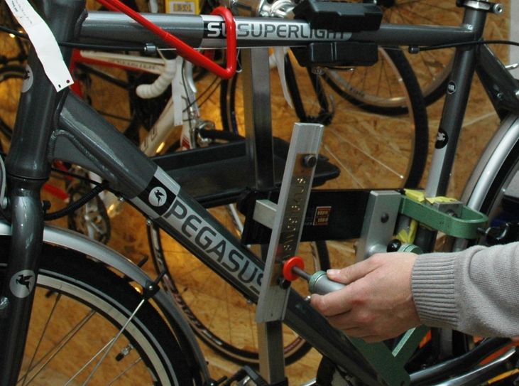 Bei einer Fahrradcodierung bekommt das Zweirad einen individuellen Code, so dass der rechtmäßige Eigentümer eindeutig ermittelt werden kann. Foto: Archiv/Hache