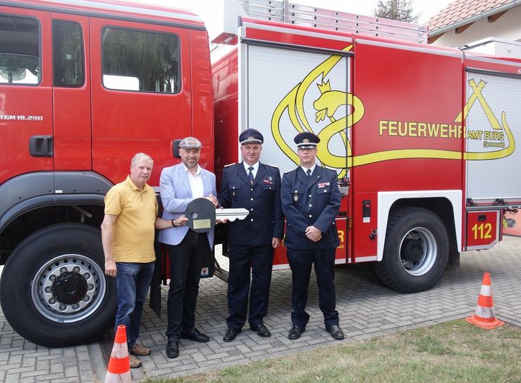 Amtsausschussvorsitzender Joachim Dieke, Amtsdirektor Tobias Hentschel (v. l.) und Amtswehrführer Markus Weber (r.) bei der offiziellen Schlüsselübergabe an Ortswehrführer Uwe Bertels.
