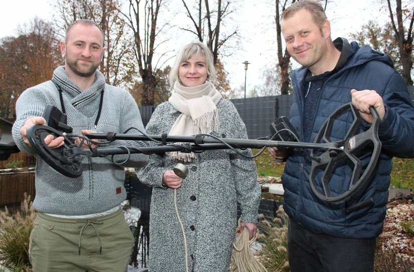 Die Suchgeräte gibt es schon für kleines Geld, können aber schon mal einige tausend Euro kosten, wissen Pierre Runge, Franziska Zschech und Sven Döring (v.l.). Als Faustformel gilt in Sondler-Kreisen: Je teurer, desto tiefer und präziser.