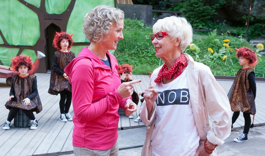 Monika Ehrhardt  (re., Foto Hagen König) auf der Felsenbühne Rathen im Gespräch mit Regisseurin Katrin Wolfram
