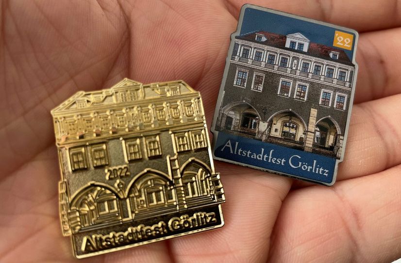 Den Pin gibt es wieder in einer klassischen und einer goldenen Variante.