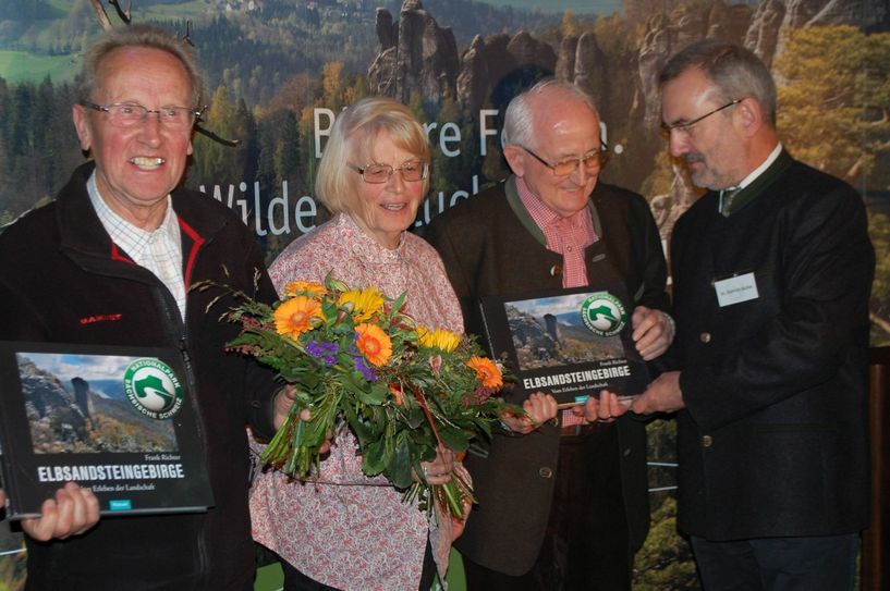 Zum Jubiläum gehören Ehrungen. So wurde das Ehepaar Hasse ausgezeichnet, das der Stiftung des Nationalparks  590 Exponate – Bücher, Bilder, Grafiken – für die Nationalpark-Galerie im Schweizerhaus auf der Bastei  schenkte und Dieter Franz, Kletterer und ehrenamtlicher Helfer im Nationalpark. Im Bild v. re. Dr. Dietrich Butter, das Ehepaar Hasse und Dieter Franz.  Foto: Wo