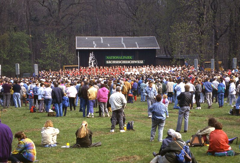 Ministerpräsident Prof. Dr. Kurt Biedenkopf eröffnete am 28. April 1991 auf der Wildwiese unterhalb der Schrammsteine   offiziell den einzigen Nationalpark in Sachsen.