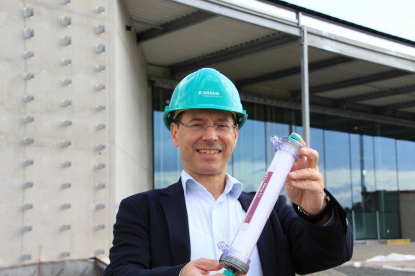 Große Fabrik für ein kleines, aber wichtiges Einwegprodukt. Werksleiter Ralph Kunze vor der neuen Dialysatoren-Fabrik in Wilsdruff. Im ersten Quartal 2018 soll die Produktion starten. Die meisten Stellen sind schon besetzt.     Foto: Schramm