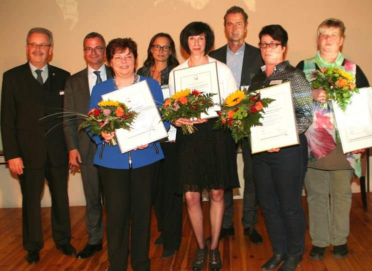 Verleihung des Service-Q (von links): Landrat Harald Altekrüger, Brandenburgs Wirtschaftsminister Albrecht Gerber, Jutta Mende, Geschäftsführerin „Waldhotel Eiche“, Simone Mihlan (Haus des Gastes, Amt Burg/Spreewald), Manuela Karbe (Leiterin Gesundheitskita „Spreewald-Lutki“ Burg, Torsten Feiereis, Betriebsleiter Spreewald Therme, Simone Golling von der Jugendherberge Burg und Nicole Richter-Konzack, Qualitätscoach Bootshaus Rehnus. Foto: km