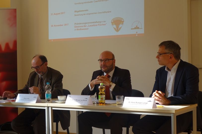 Das WiL-Präsidium. In der Bildmitte der WiL-Vorsitzende Dr. Michael von Bronk. Foto: WiL