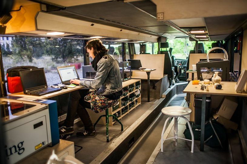Das FabMobil ist ein zum Labor umgebauter ehemaliger Tour-Bus. Damit werden Workshops an Schulen, soziokulturellen Einrichtungen, Festivals und Sonderveranstaltungen gegeben. In Weißwasser ebenso wie in Löbau und Annaberg-Buchholz sollen jetzt aber auch Lokallabore entstehen. Foto: Jakub Purej