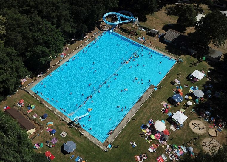 Blick aus der Luft auf das Freibad Reichwalde. Foto: Müller