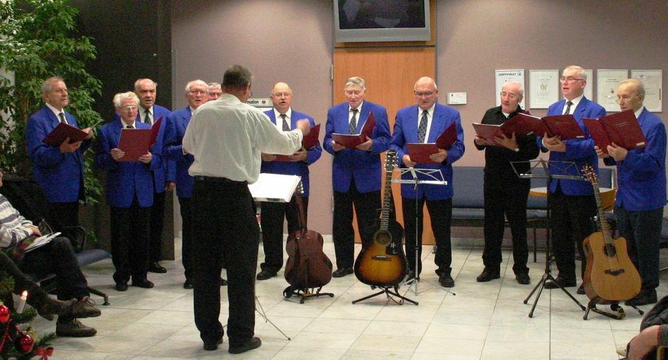 Der Cottbuser Bäcker- und Männerchor bei seinem Auftritt im vergangenen Jahr vor Patienten und ihre Besucher. Foto: Goebel