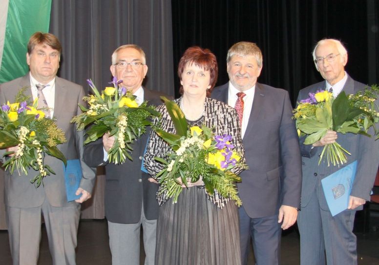 Werner Thalheim, Bernd Grossmann, Anita Stange, Peter Mühle und Ralph Grützner (v. li.) bei der Ehrung. Foto: SV