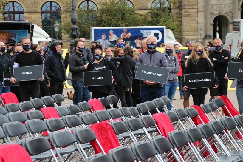 Großkundgebung am 5. Juni, nun sechs Monate später das gleiche Bild: Künstler müssen stumm bleiben, mindestens bis Ende November. Foto: Pönisch