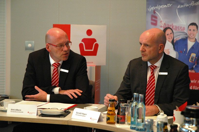 Sich die Haare raufen können und müssen die Vorstände der Kreissparkasse, Dirk Albers (links) und Gerald Iltgen, nicht – die für 2015 vorgelegten Bilanzzahlen sorgen trotz Niedrigzins für eine stabile Geschäftsgrundlage. Foto: Hache