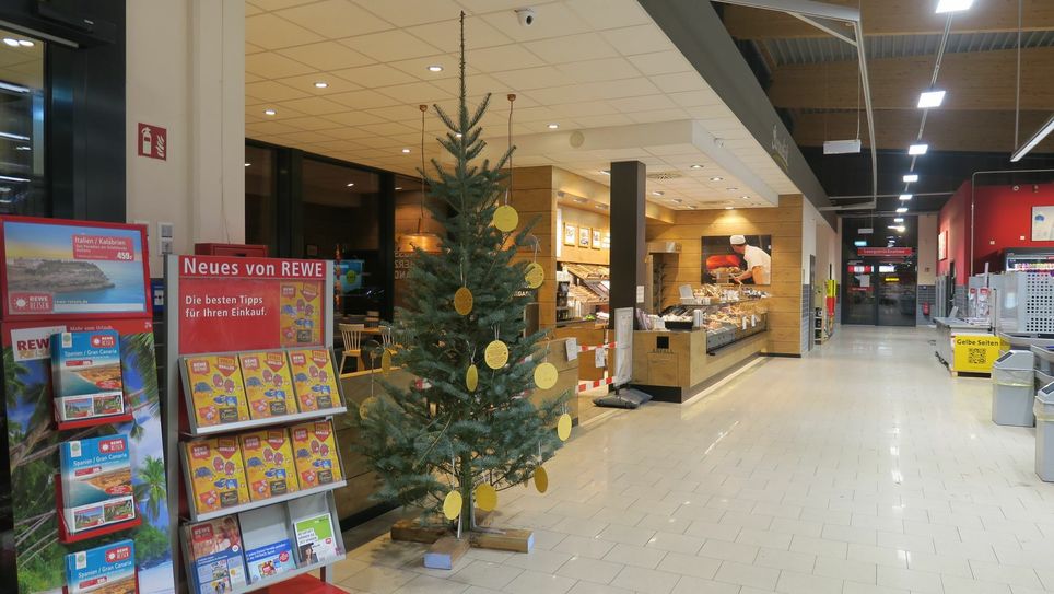 In Forst wurden an verschiedenen Standorten, wie hier im REWE Markt, Wünschbäume aufgestellt. Foto: Dany Dawid